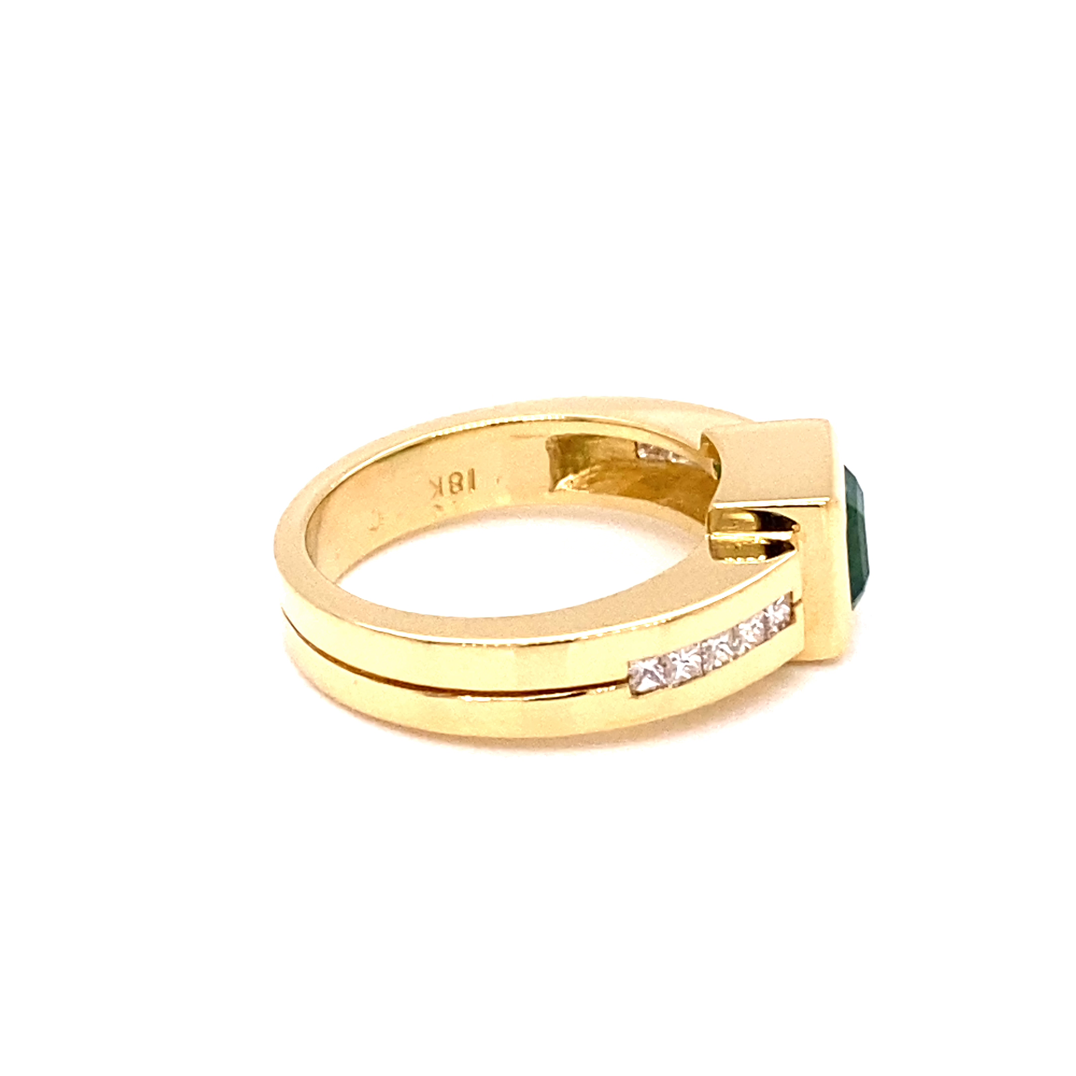 18KY Custom Emerald And Diamond Fashion Ring