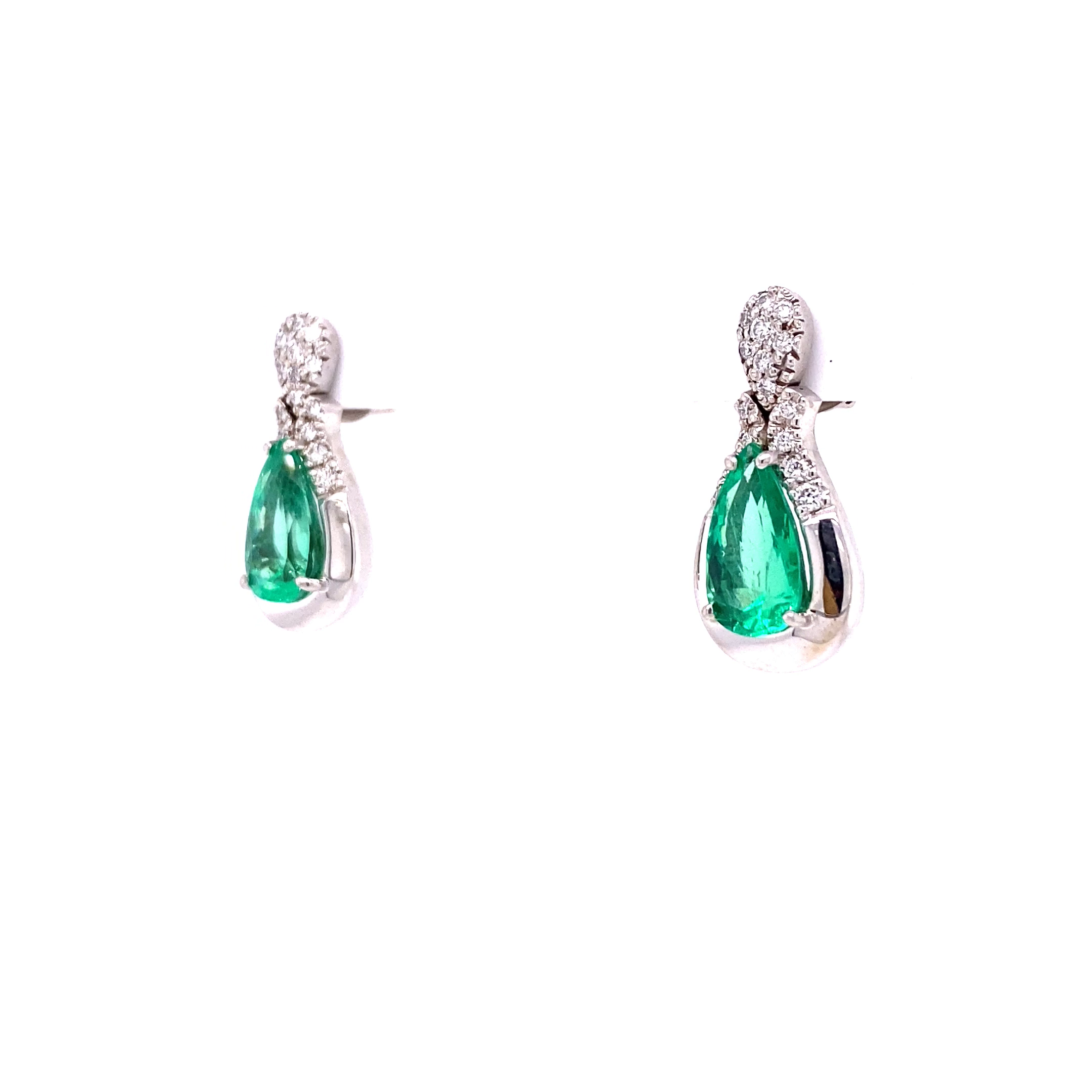 18KW Natural Pear Shaped Green Emeralds And Diamond Fashion Earrings